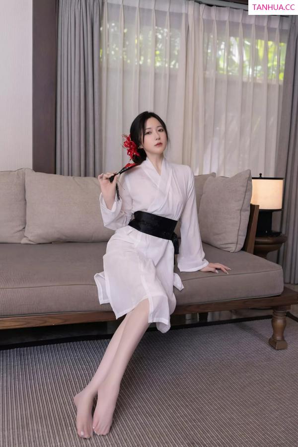 鱼子酱fish  [XiuRen]高清写真图 2025.07.04 No.10514 鱼子酱Fish 白色丝袜第9张图片